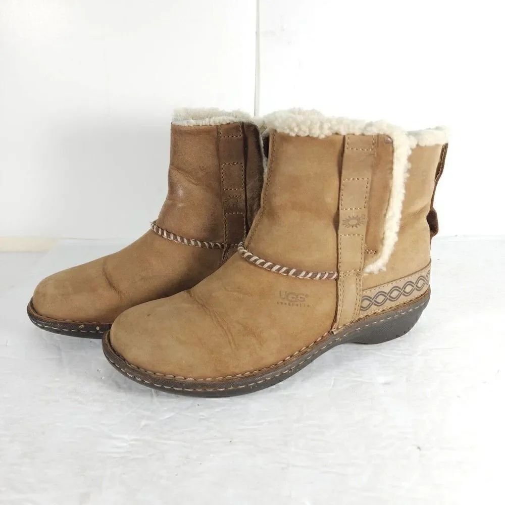 UGG Women's Cove US 7 Brown Leather Shearling Lined Ankle Winter Boots